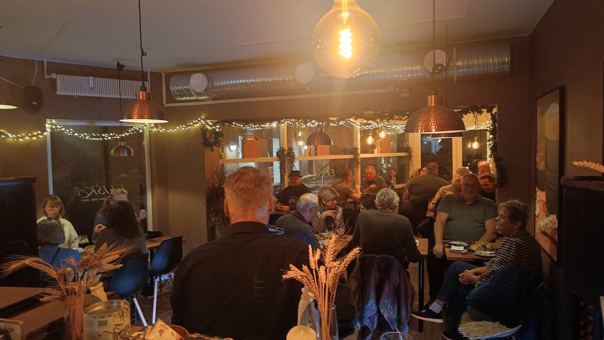 Festlig aften med Nikolaj på Eliskas Øl Café