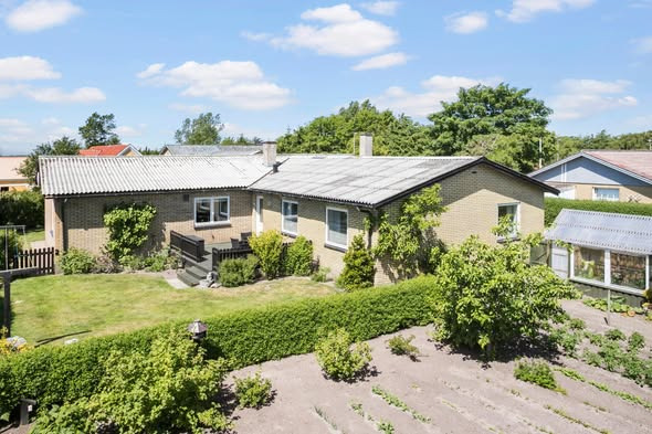 Mæglerhuset Asger Larsen præsenterer: Rummelig villa nær Thorup Strand til ny pris på 495.000 kr.