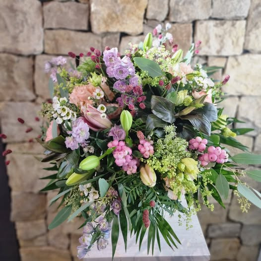 Fynbogården Blomster ApS tilbyder blomsterabonnement til forkælelse og overraskelser