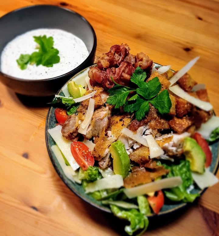 Njordkøkken tilbyder lækker Cæsarsalat til afhentning tirsdag