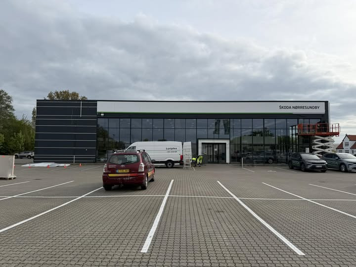 Skoda Nørresundby opdaterer forretningen til Skodas nye skiltedesign