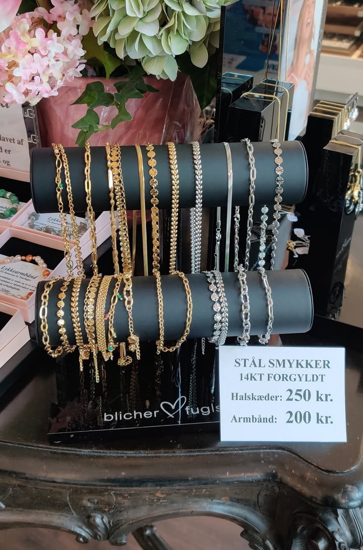 Smykkedesigner Helga Winther holder lukket på grundlovsdag, men viser nyheder frem online