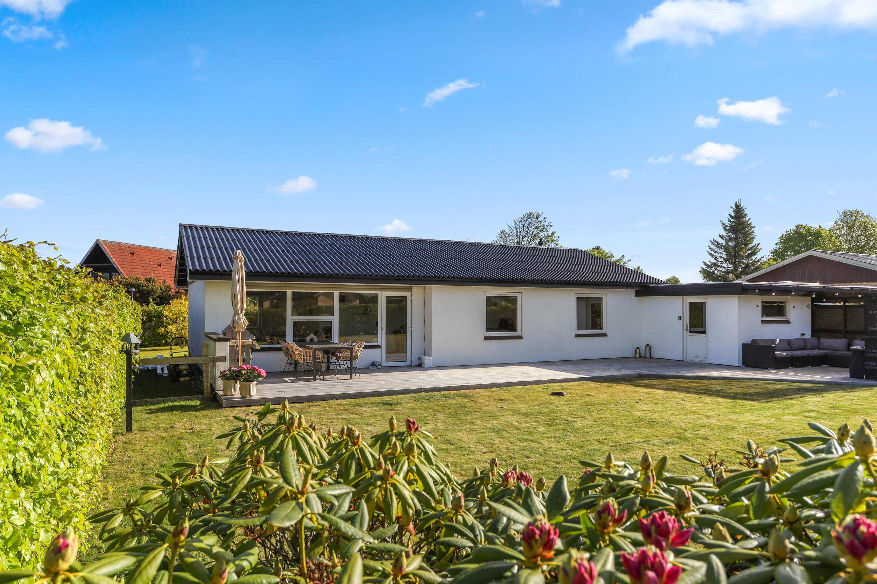 Delvist renoveret villa med attraktiv beliggenhed i Biersted