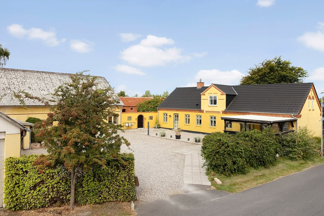 EDC Skive I/S præsenterer charmerende landejendom i Hald med moderne komfort