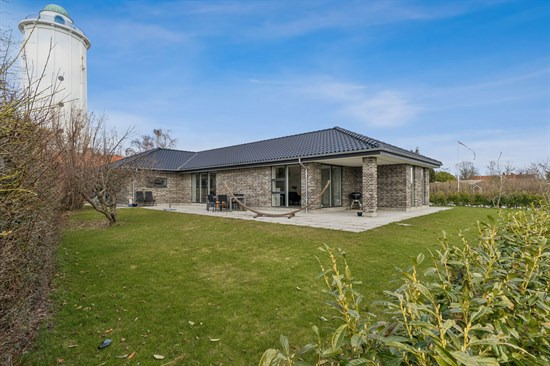 Moderne villa 195 m² med 4 værelser på rolig grund nær skole, butikker og kyst