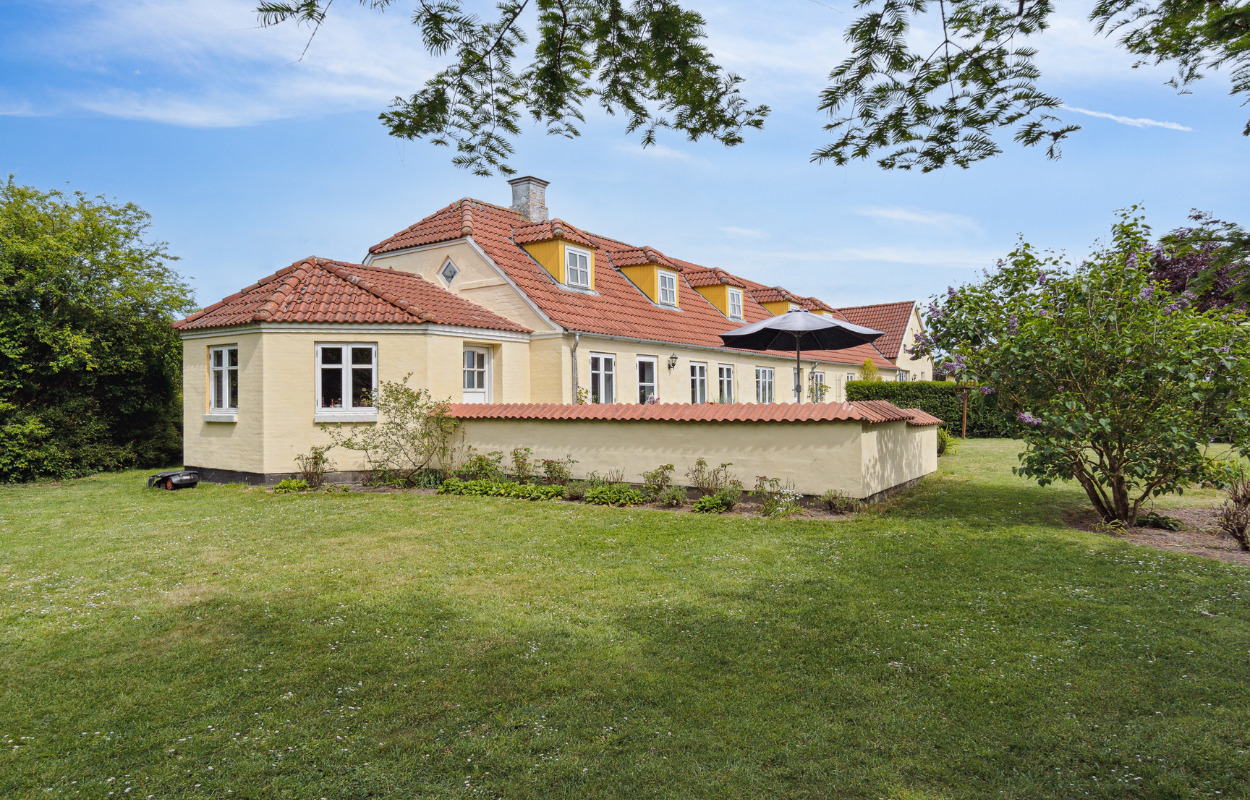 Charmerende landejendom i naturskønne omgivelser sat til salg: Få meget hus for pengene