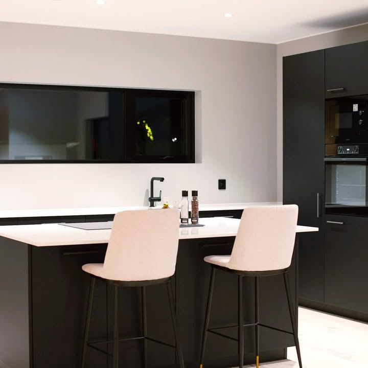 Rotpunkt Køkken leverer elegant sort og hvidt køkken med antifingeraftryk
