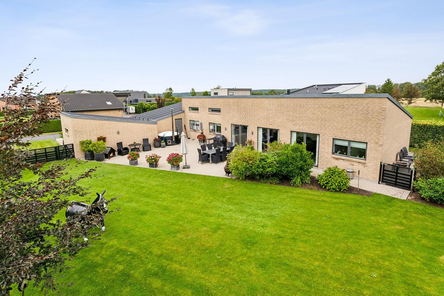 Eksklusiv bolig for 3,3  mio. kroner er netop kommet til salg i Engesvang - Se den og de dyreste boliger her