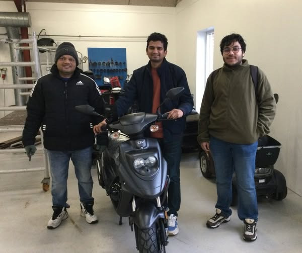 Glade kunder fra Hals Auto A/S suser rundt i Aalborg på nye scootere