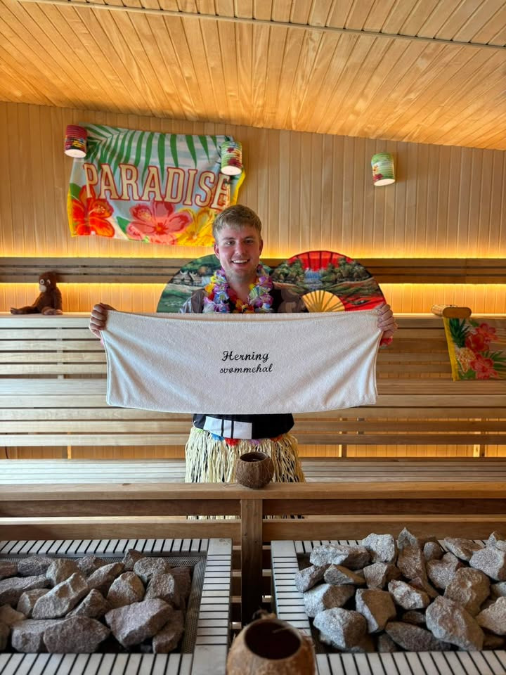 Hawaii-temagus i Herning Svømmehal på søndag