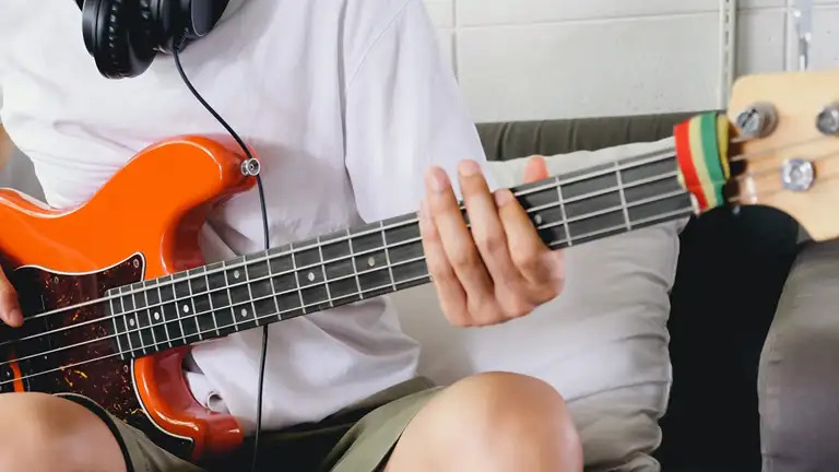 Unge bands og solister giver liv til butikslokaler i Grenaa midtby