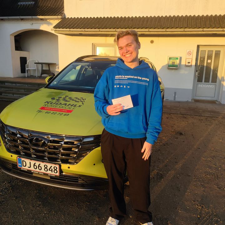 Simon fik kørekortet hos Kudahls Køreskole: Klar til at indtage vejene 