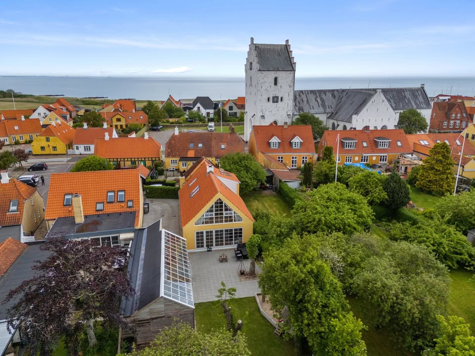 Mæglerhuset Sæby annoncerer prisnedsat unik villa i Sæbys gamle bydel