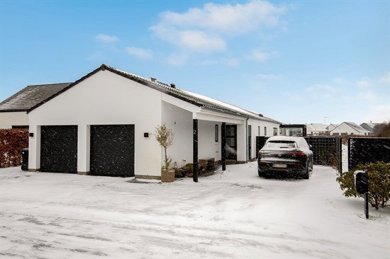 Til salg hos Nybolig Kolding: Flot tidsløs villa, med dobbelt garage!