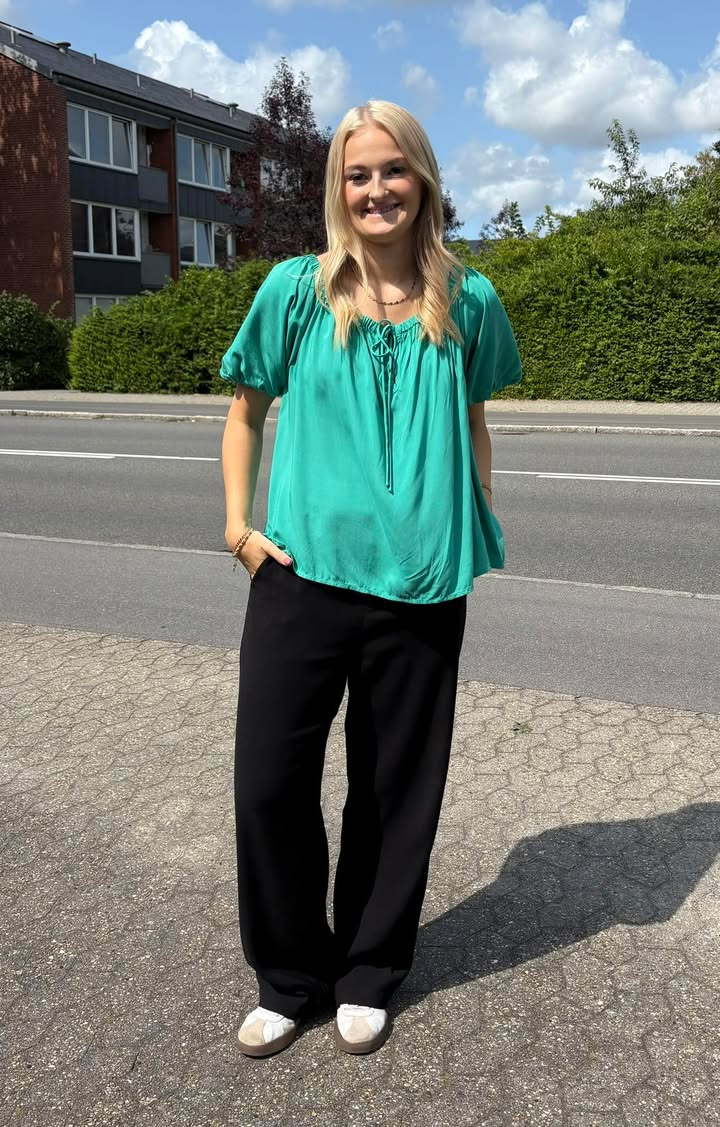 Rosengreen tilbyder sød bluse fra Costa Mani til nedsat pris