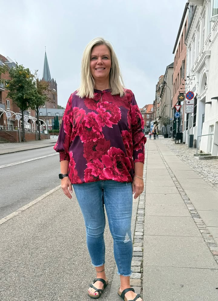 Only Curves præsenterer farverig Zhenzi bluse med elastiske detaljer til 399,95 kr.