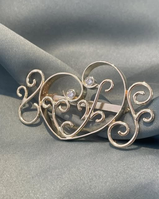 Guldsmed Lütken skaber broche af gamle vielsesringe og opfordrer til debat