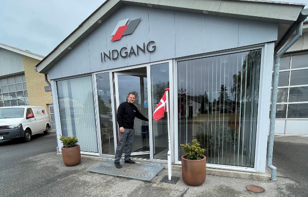 Jesper lever af at servicere og reparere biler