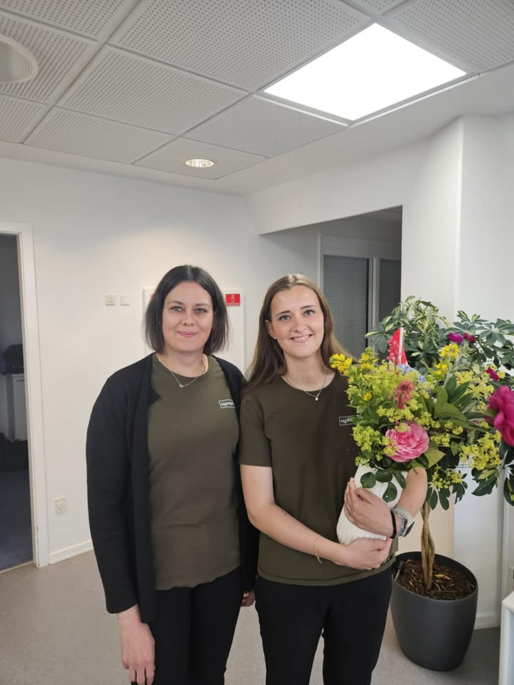 Ikast Apotek fejrer nyuddannede farmakonomer Rebecca og Mette