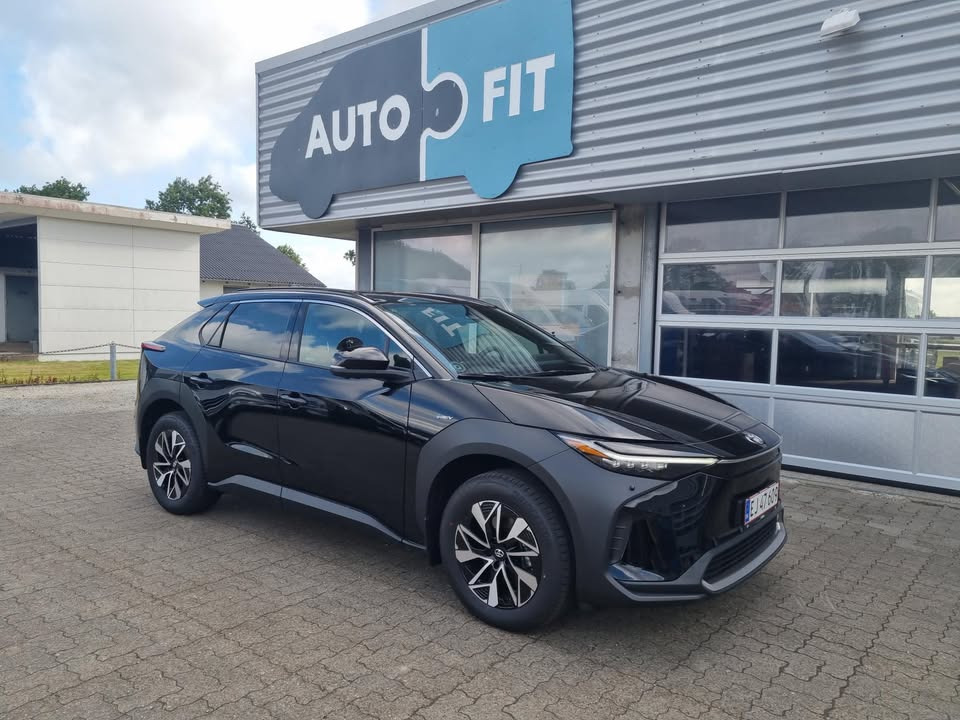 AutoFit A/S gør køretimer sikrere med nyt udstyr i Toyota BZ4X skolevogn