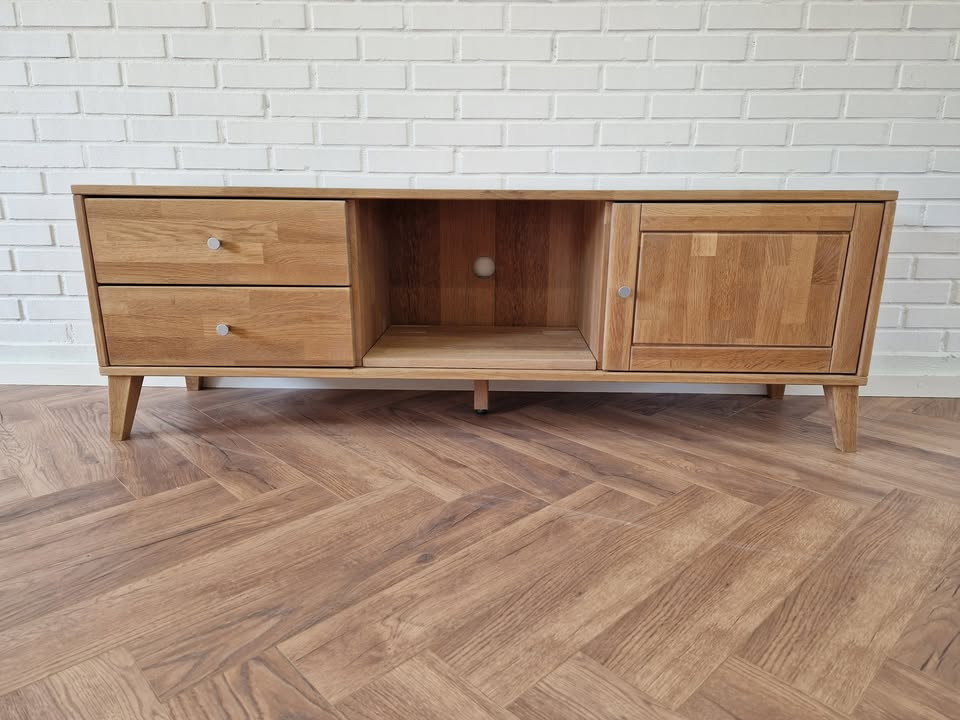 HOVELIND MØBLER tilbyder brugt tv-bord i massivt egetræ til salg