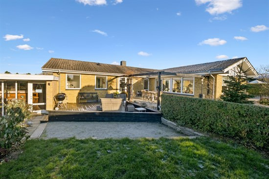 Rummelig villa 181 m² med 4 værelser og sydvendt terrasse på 894 m² grund tæt på