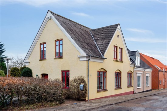 Charmerende villa 166 m², 7 værelser og stor lukket have 473 m² i byområde