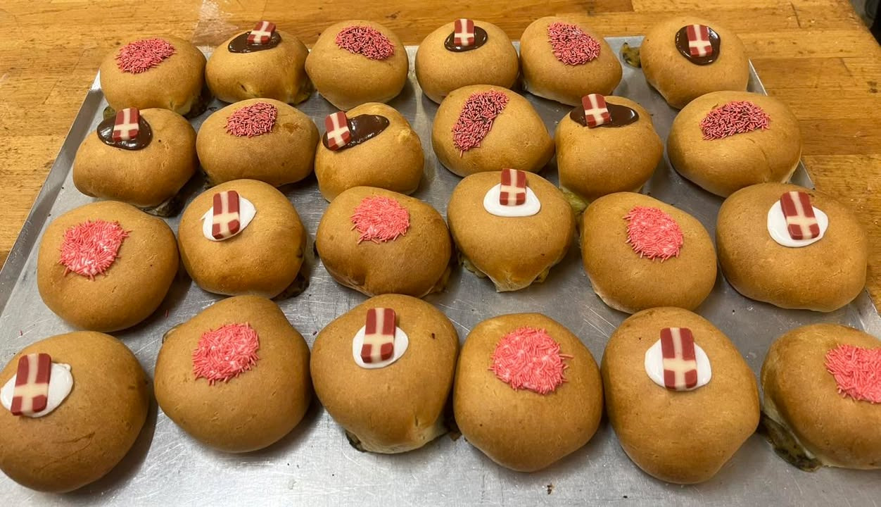 Aaby-bageren pynter Fætter-boller til håndboldfejring