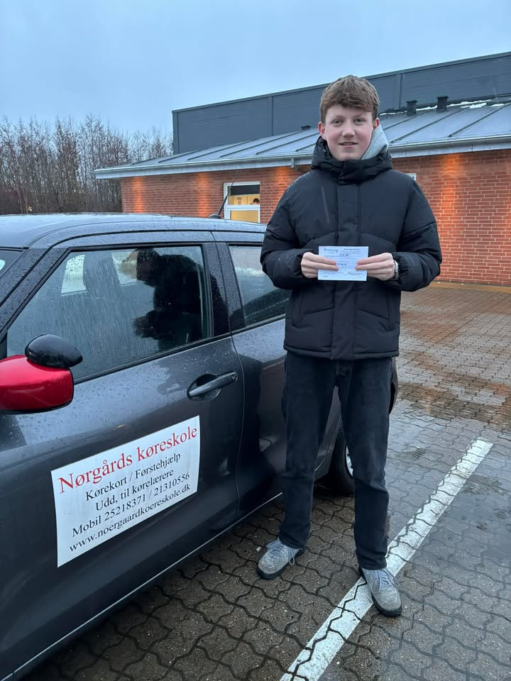 Malthe Bruun består køreprøven hos Nørgaards Køreskole i Kaas efter vintervejret