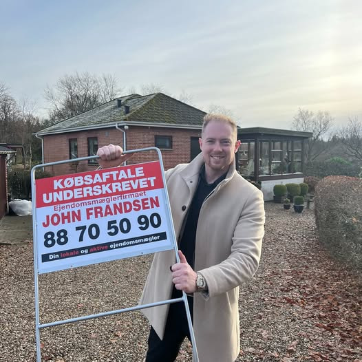 John Frandsen Ikast underskriver købsaftale på Skovbakken 42