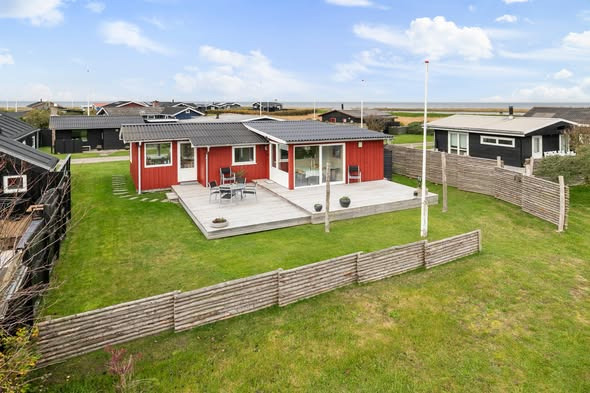 Mæglerhuset Asger Larsen præsenterer charmerende fritidshus med fjordudsigt i Lendrup