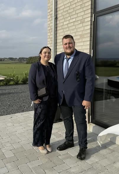 Sunie og Mark stråler til bryllup i Skals med tøj fra Skott Aalborg