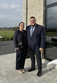 Sunie og Mark stråler til bryllup i Skals med tøj fra Skott Aalborg