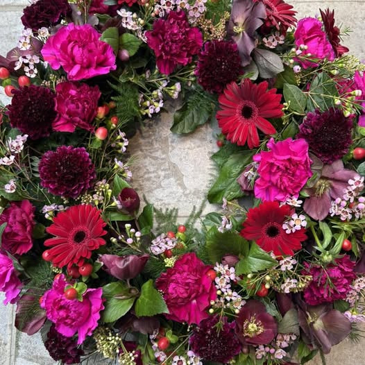 Fynbogården Blomster ApS præsenterer smuk rundpyntet krans til afskeden