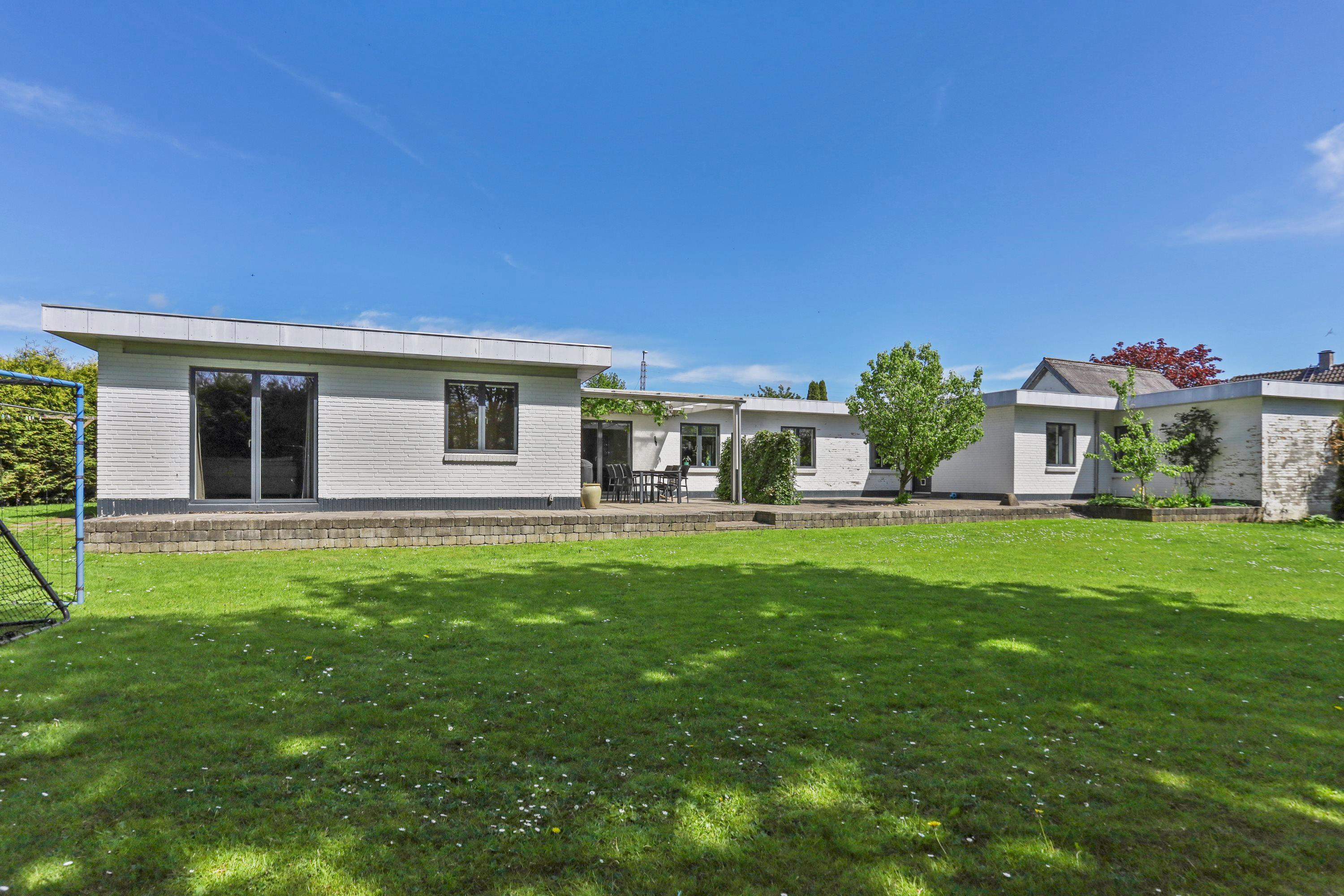 Til salg hos Mæglerhuset Brønderslev: Stor etplansvilla med ugeneret have