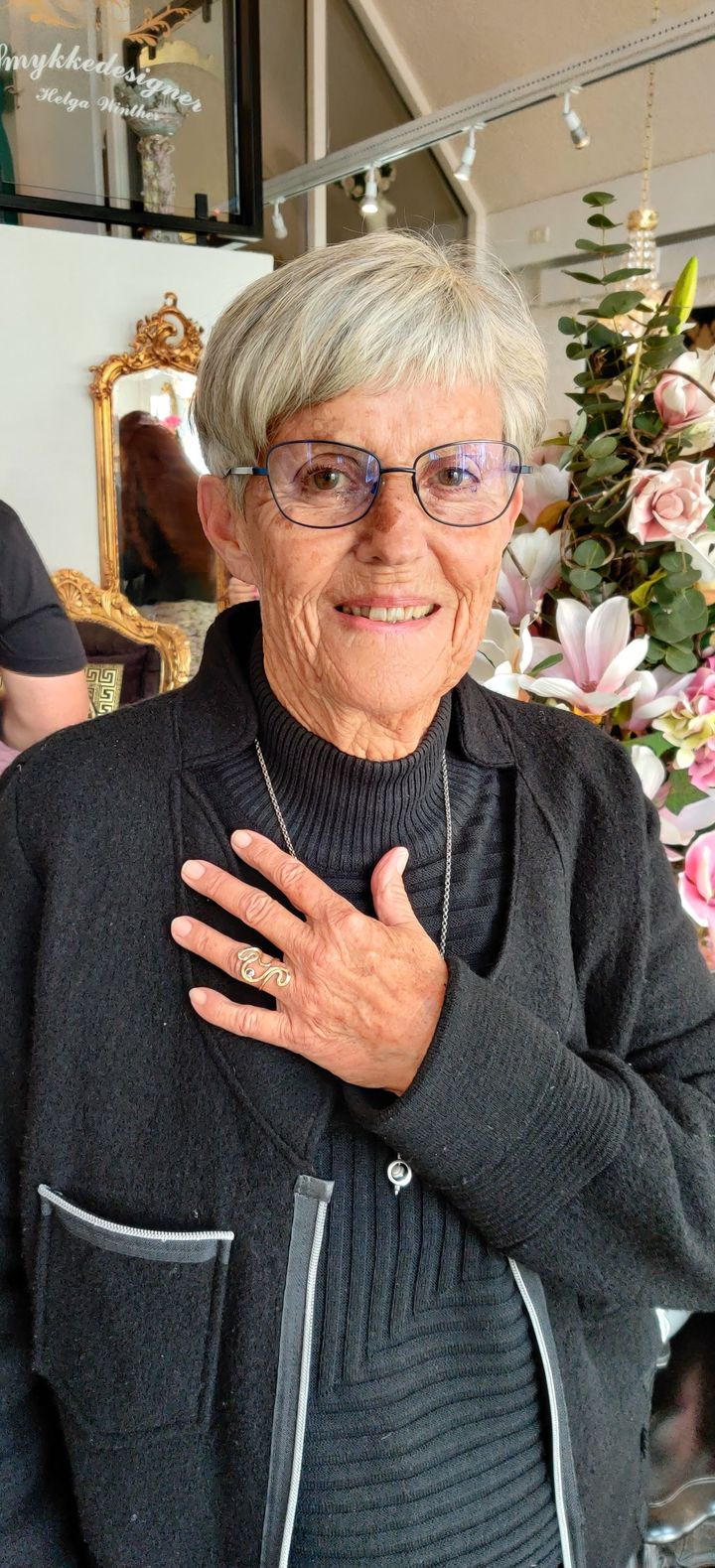 Smykkedesigner Helga Winther: Håndlavet ring i guld skabt af personlige arvestykker