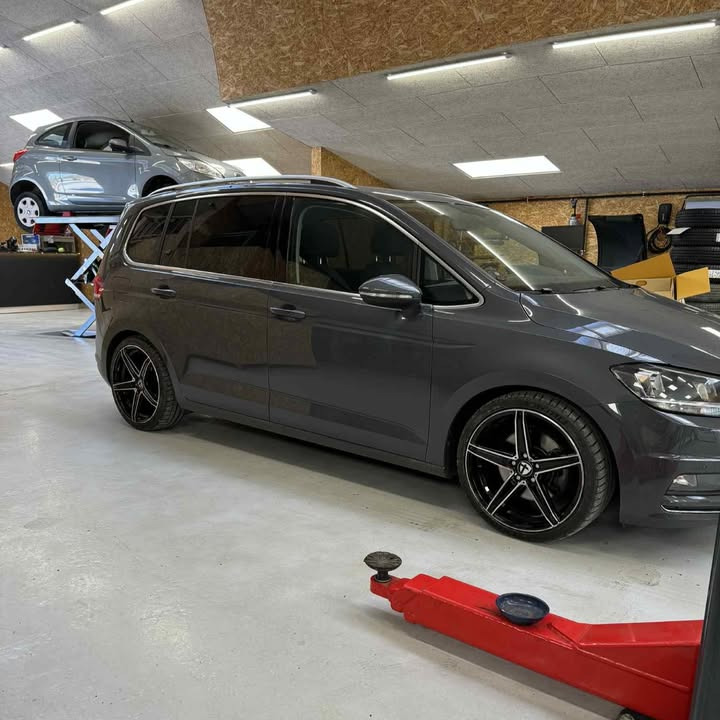 VW Touran er sommerklar med sænkning og sommerhjul hos Autotekniker Kim Skytthe