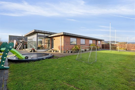 Samsøvej 2 og 1 anden boliger er kommet til salg denne uge i Thyborøn - se boligerne her.