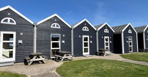 Mæglerhuset Asger Larsen sænker prisen på fiskerhytte ved Rønbjerg Havn til 845.000 kr.