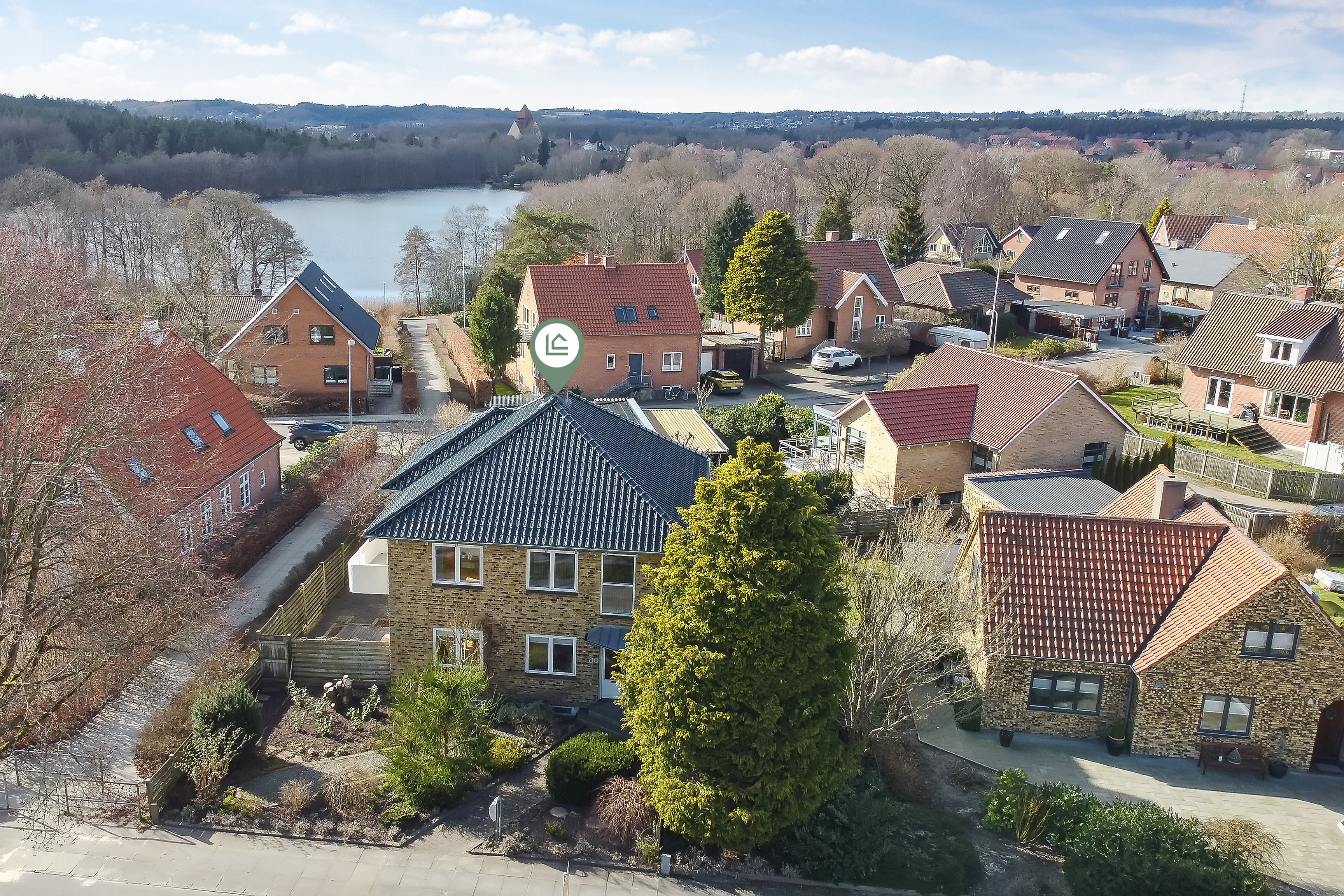 Til salg hos LOKALBOLIG SILKEBORG: Rummelig murermestervilla med søudsigt i Sydbyen