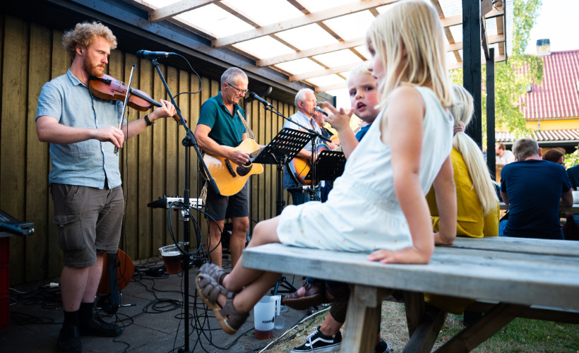 Grillbuffet og musik i Læsø Slagterens gårdhave