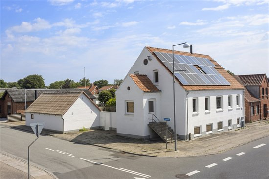 Rummelig lys bolig med godt udhus til hobby sysler.