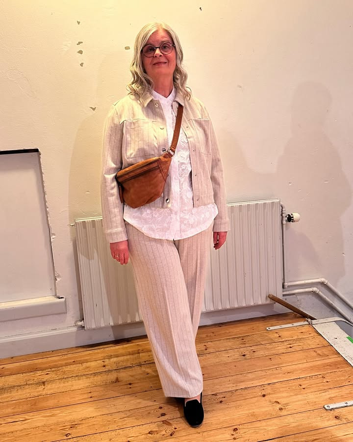 Butik Mille fremviser dagens outfit med sæt fra Street One og tilbehør fra Re;designed