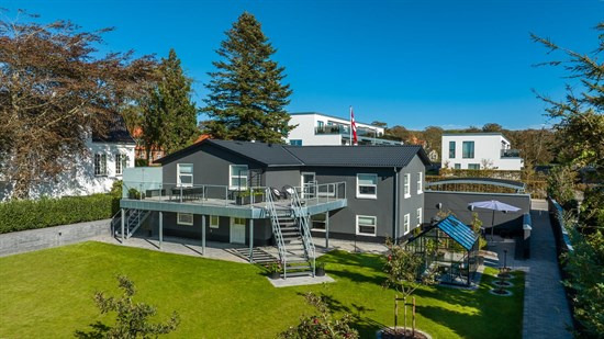 Stilren liebhaverejendom - mulighed for erhverv i stort anneks