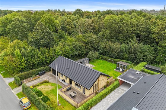 Til salg hos Mæglerhuset Brønderslev: Villa med moderne opdateringer i Brønderslev