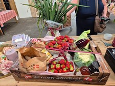 Jensen Jordbær inviterer til allersidste pandekagedag i solskin