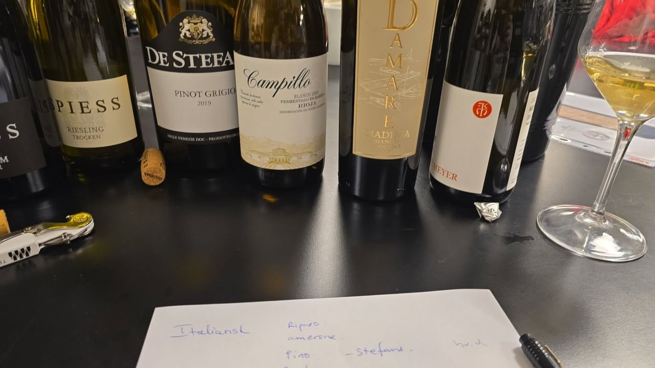 Café Tidslös indleder ugen med vinmøde for nyt vinkort