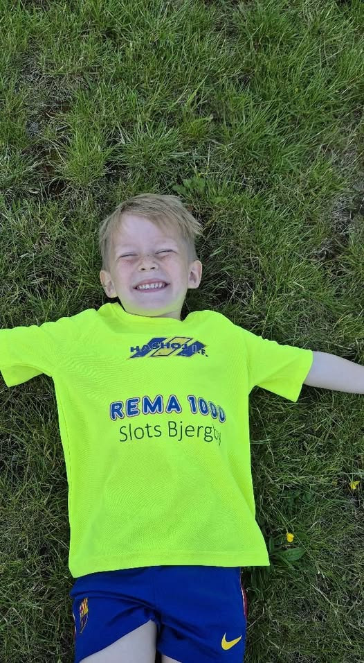 REMA 1000 Slots Bjergby sponsorerer fodboldtrøjer til lokale børn i Hashøj IF