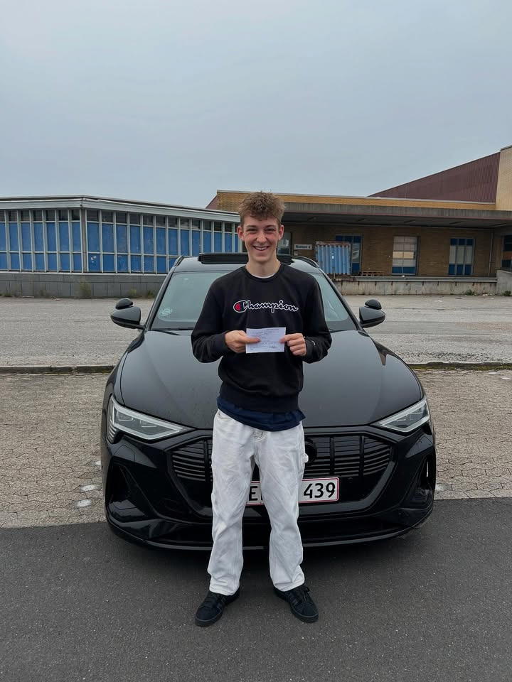 Bentzens Køreskole ønsker Lucas Salomonsen stort tillykke med kørekortet