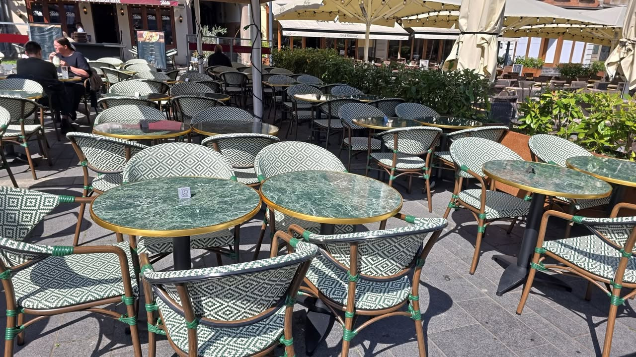 Café Tidslös introducerer nye komfortable borde og stole